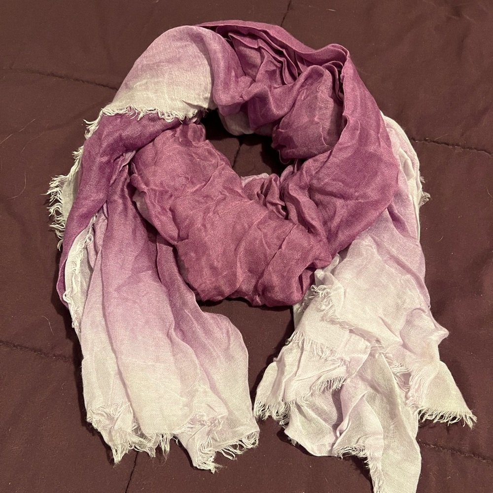 LIKE NEW!! Women’s Umbrae Purple Scarf 🧣